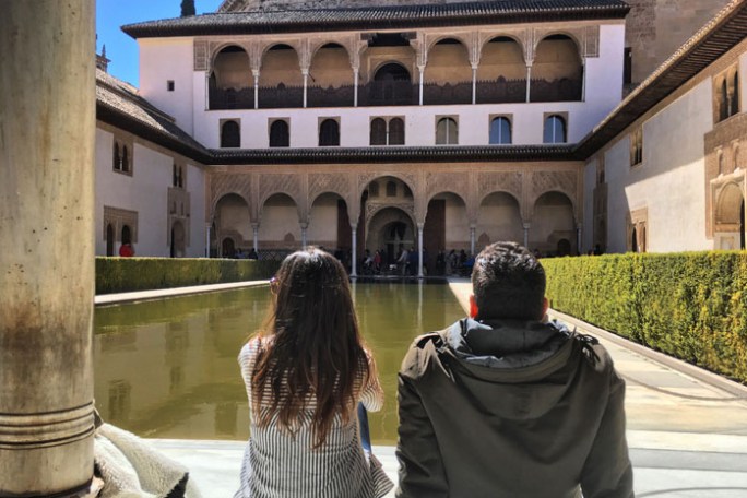 pareja mirando la Alhambra