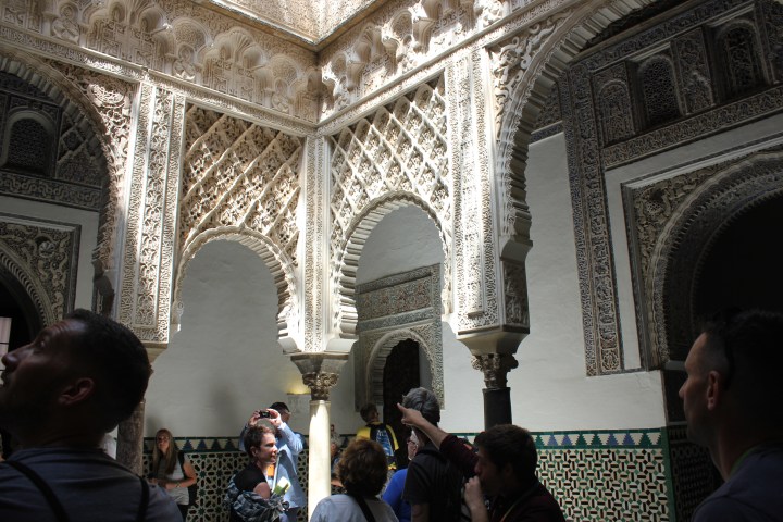 gente admirando el patio de la Giralda