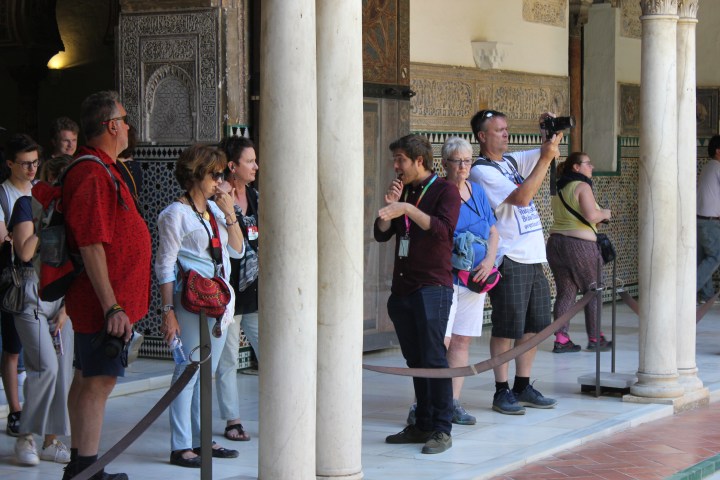 gente haciendo fotos