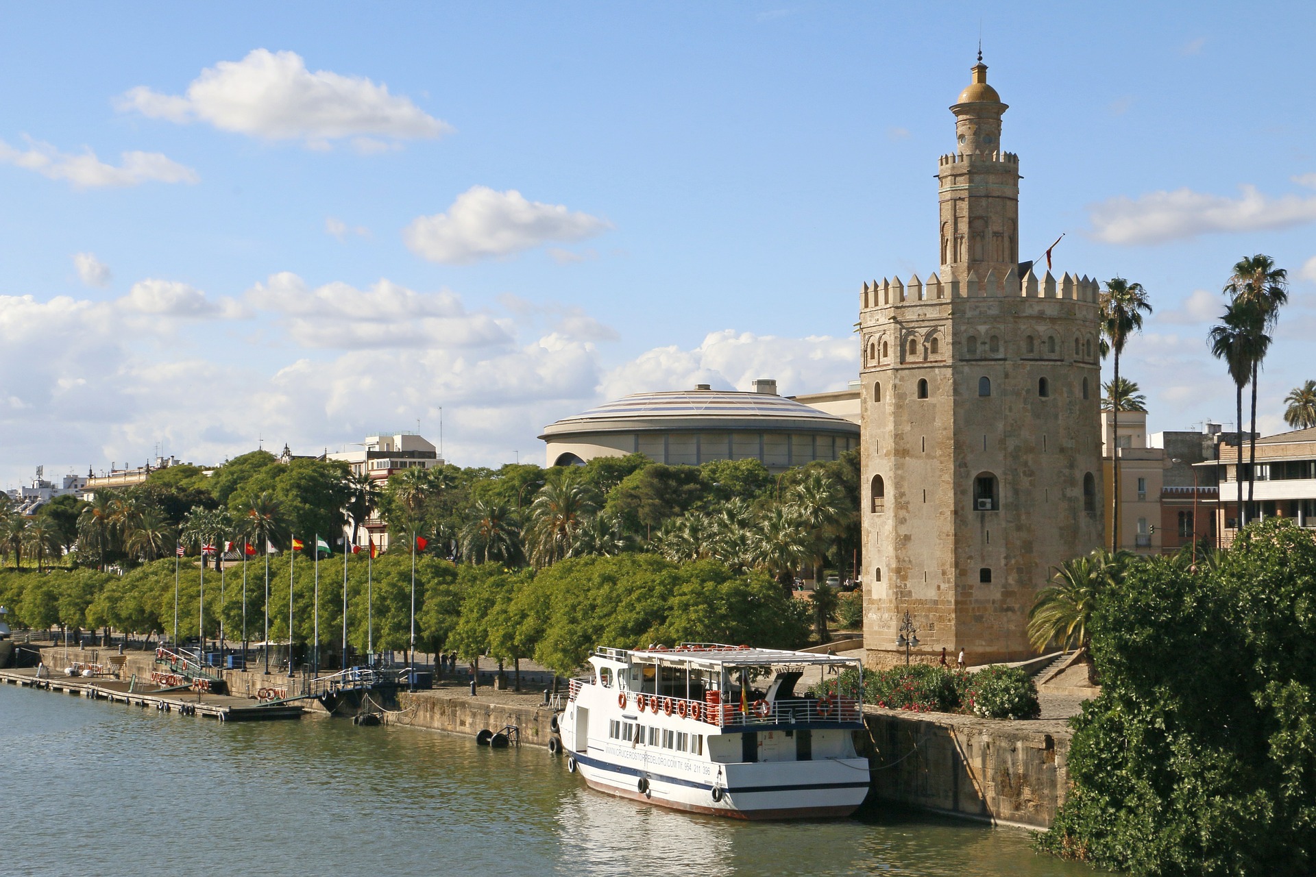 barco amarrado al lado de la Torre del Oro