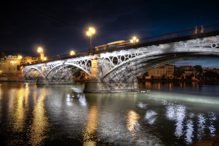 Río Guadalquivir de noche