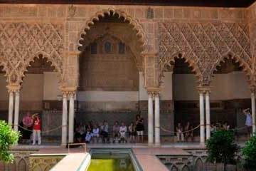 patio de los Reales Alcázares en Sevilla