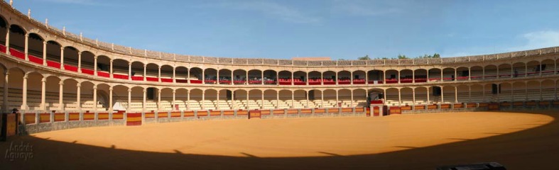 panoramaplazaronda a large building